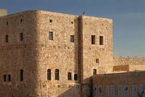 La prigione di ‘Akká dove Bahá’u’lláh fu incarcerato per oltre due anni - le due finestre più lontane (a destra) al secondo piano sono quelle della cella dove Bahá’u’lláh era prigioniero