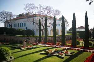La magione di Bahjí e parte dei giardini che la circondano. Bahá’u’lláh risiedette qui dal 1879 fino alla Sua morte nel 1892, la magione si trova vicino ad ‘Akká, Israele.