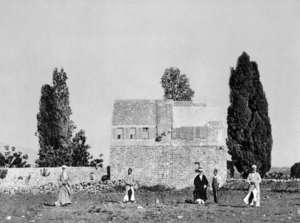 Una foto storica di inizi '900 della magione di Mazra‘ih dove Bahá’u’lláh risiedette dopo che Gli fu concesso di lasciare la città-prigione di ‘Akká su permesso del gran-Muftí di ‘Akká nel giugno del 1877.